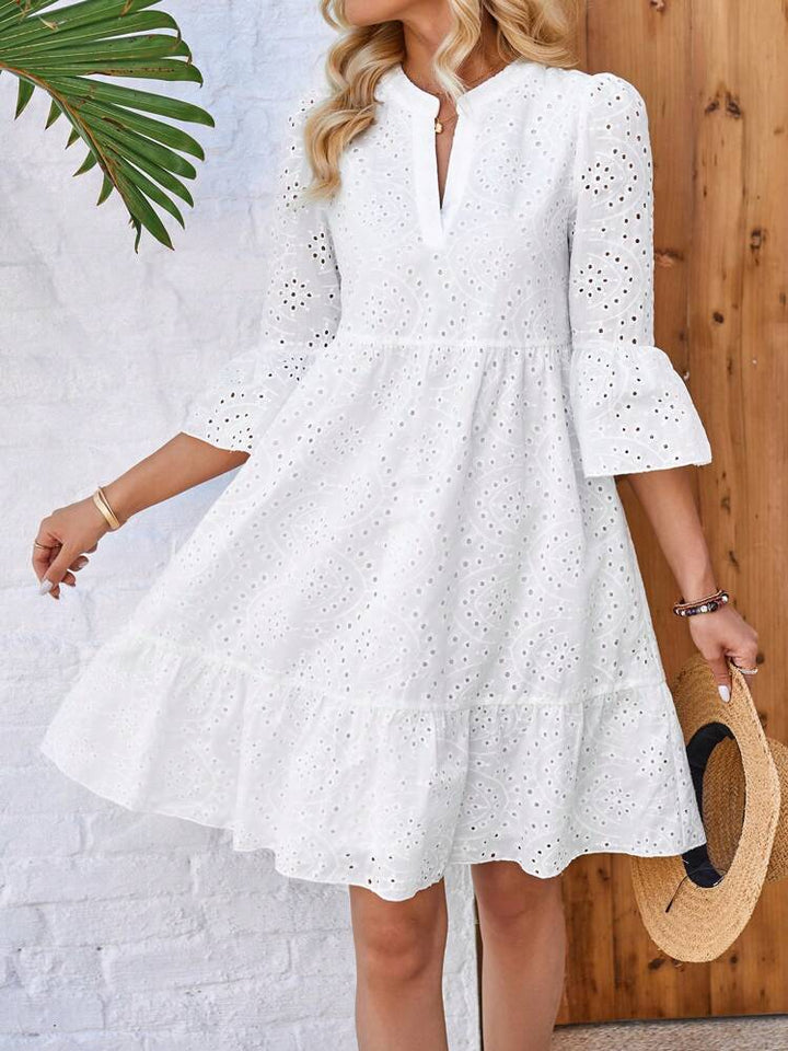 Irina™ — Rochie albă cu broderie ajur, guler răsfrânt și tiv asimetric