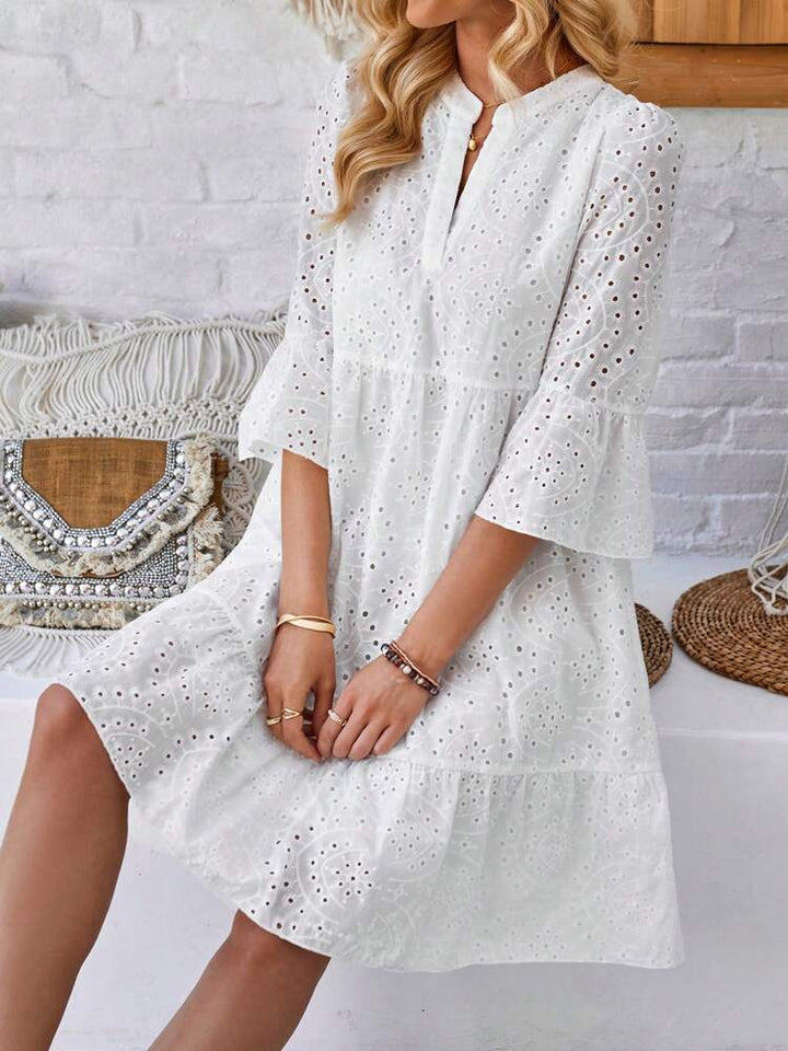 Irina™ — Rochie albă cu broderie ajur, guler răsfrânt și tiv asimetric